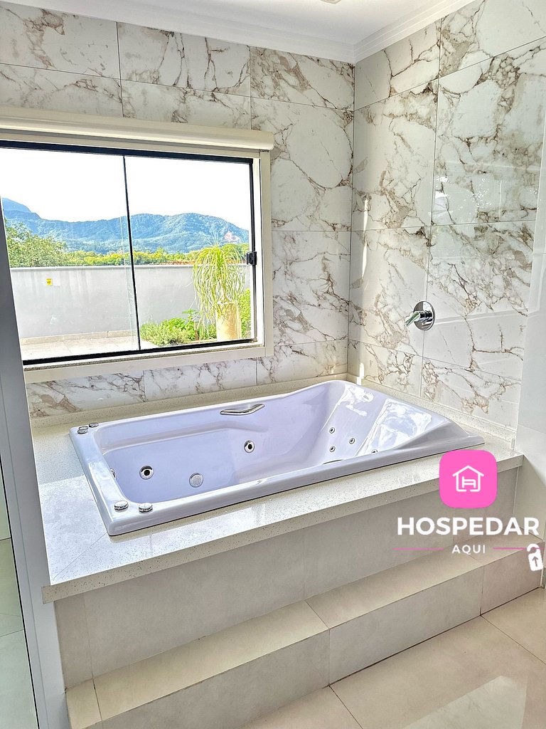 Casa luxuosa com piscina e hidromassagem!