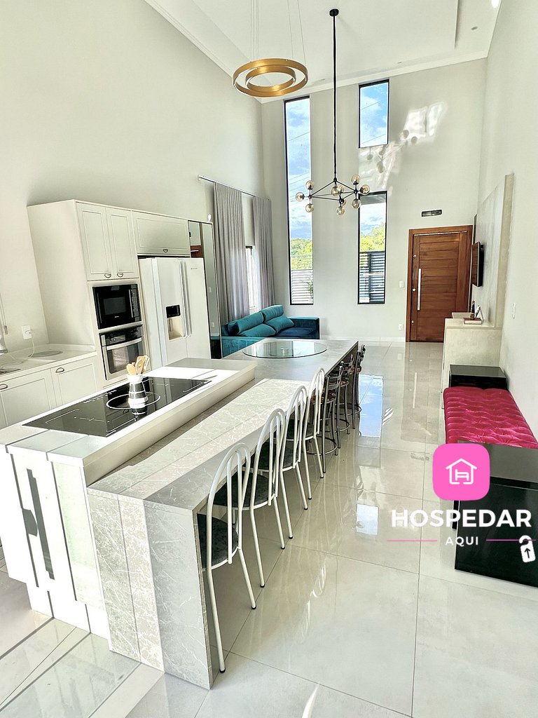 Casa luxuosa com piscina e hidromassagem!